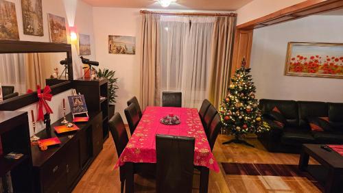 Sala de estar con mesa y árbol de Navidad en Mont'Arte - Private Art retreat Villa, en Buşteni