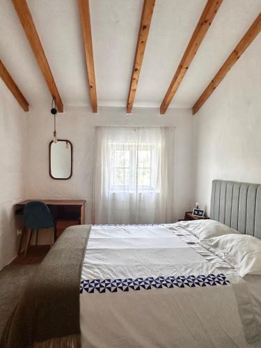 a bedroom with a bed and a window at Casa no Montinho in Ourique