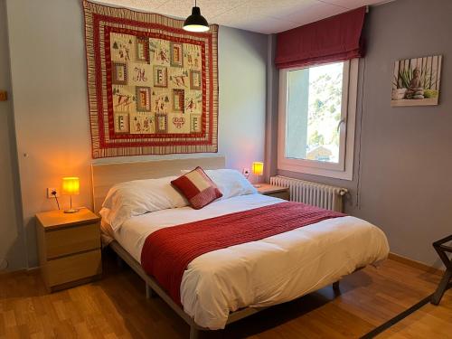 Postel nebo postele na pokoji v ubytování Hotel Roc de St Miquel & Apartment