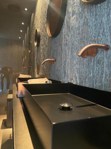 eine Küche mit einer schwarzen Arbeitsplatte und einem Waschbecken in der Unterkunft Caselva Arosa Mountain Residence by Arosa Stay in Arosa