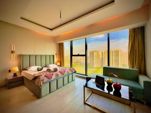 Nabhay Hotels and Resorts في غازي آباد: غرفة نوم بها سرير ونافذة كبيرة