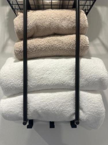 a pile of towels on a rack in a bathroom at Villa Wewelsburg in Büren