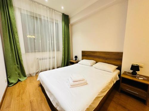 En eller flere senge i et værelse på Blue Ararat apartments