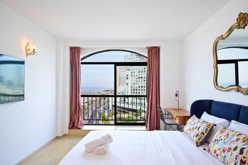 Кровать или кровати в номере Luxury Sea View Studio with Pool Inside Orchid Hotel - By Vacay