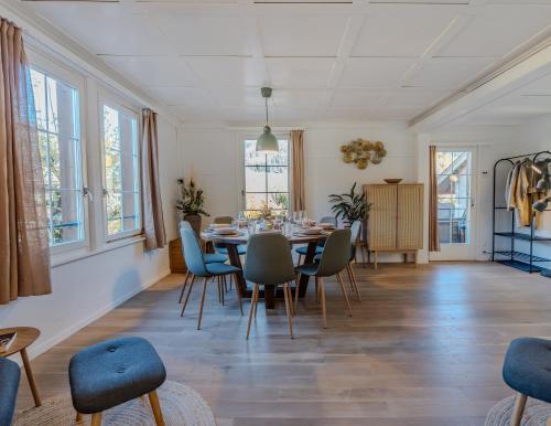 Un lugar para sentarse en Comfy, Spacious and Central Duplex Apartment