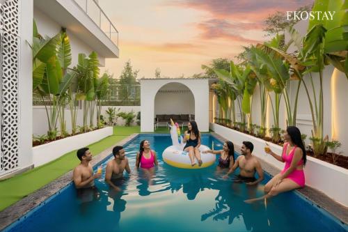 un grupo de personas en una piscina en EKOSTAY - Azure Villa, en Lonavala