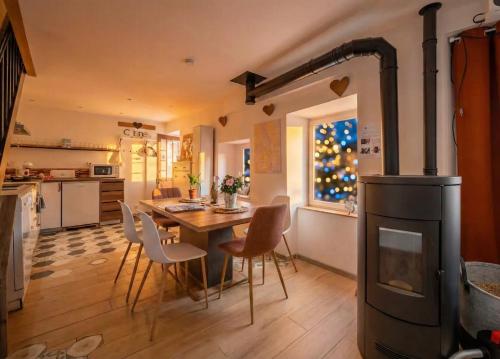 Chez Malou & Hugo vue lac proche Suisse & stations ! في سانت غينغولف: مطبخ وغرفة طعام مع طاولة وكراسي