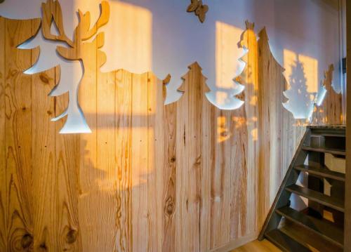 Chez Malou & Hugo vue lac proche Suisse & stations ! في سانت غينغولف: جدار مع لوحات خشبية على الجدار