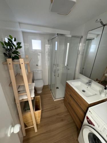 een badkamer met douche, wastafel en toilet bij Apartamento Arenal 1a Linea de Playa in Cullera