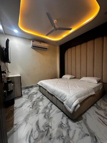 a bedroom with a bed with a marble floor at Hotel kapil royal inn in Haridwār