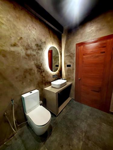 a bathroom with a toilet and a sink at Liora Lodge Ella in Ella