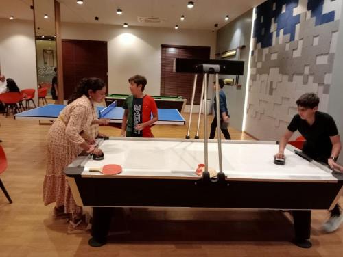 Sohum villa في سورات: مجموعة من الناس واقفين حول طاولة بلياردو