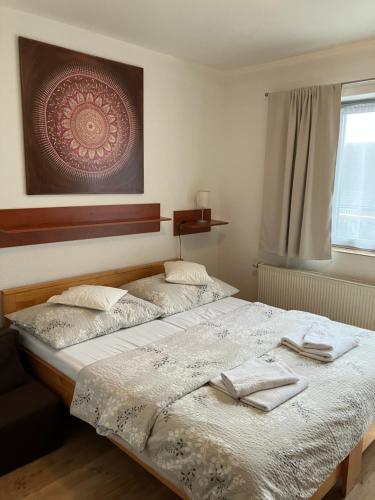 APARTMÁNOVÝ DOM U IVKY Bešeňová štúdiá في بشنوفا: سريرين توأم في غرفة نوم مع نافذة