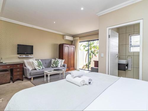 Postel nebo postele na pokoji v ubytování Hermanus Cliff Path Lodge - No Load-shedding