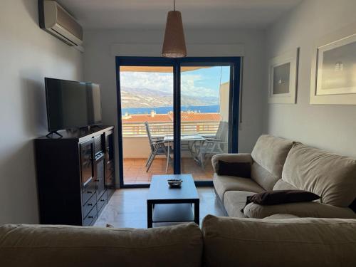 Μια τηλεόραση ή/και κέντρο ψυχαγωγίας στο Sunny 2-bedroom apartment with sea view