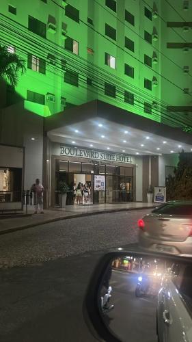 un coche conduciendo delante de un edificio por la noche en Boulevard suite hotel suite 434, en Caldas Novas