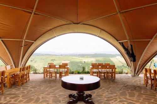 Nespecifikovaný výhled na hory nebo výhled na hory při pohledu z luxury tent