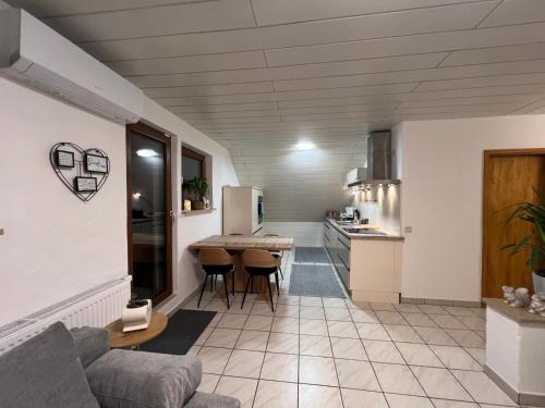 Kuchyň nebo kuchyňský kout v ubytování Ferienparadies Volkach 2026 NEU 3 Zimmern 80 m 2