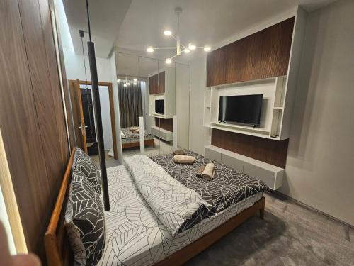 Et tv og/eller underholdning på Luxury Forest Apartment