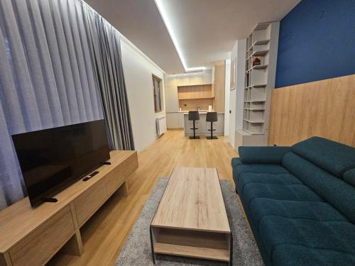 Et tv og/eller underholdning på Luxury Forest Apartment