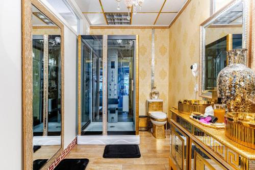 Pike Place Sky Palace Residences في سياتل: حمام مع دش ومرحاض