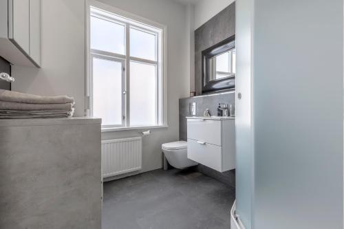 un baño con inodoro y lavabo en Two story townhouse apartment in old town Reykjavik, en Reikiavik