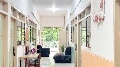 Posezení v ubytování Homey Guesthouse Gubeng Syariah