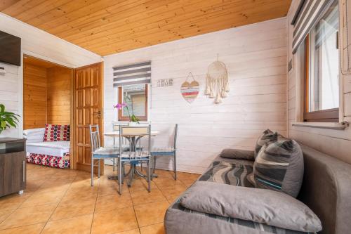 科乌切沃Domki Daglezja的客厅里有一张沙发和一张桌子。