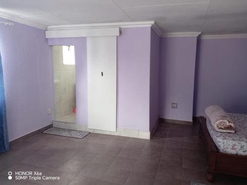 سرير أو أسرّة في غرفة في Nexus Guest House Alberton