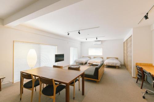 a living room with a table and a bedroom at Stay Okumatsusaka in Matsuzaka