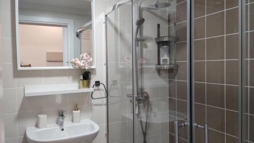 een badkamer met een douche en een wastafel bij Alex's House in Costa Calma