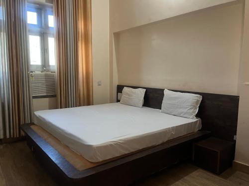 Ένα ή περισσότερα κρεβάτια σε δωμάτιο στο Hotel Narayan Palace