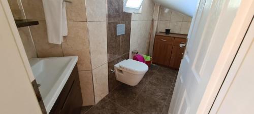 Ένα μπάνιο στο FERDİ KiRALAMA