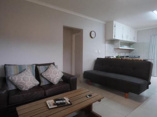 Uitspan No 5 في سانت لوسيا: غرفة معيشة مع أريكة وطاولة قهوة
