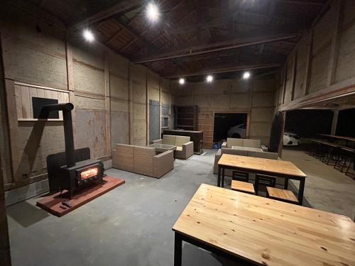 Μια τηλεόραση ή/και κέντρο ψυχαγωγίας στο KominkaGlamping NAYA - Vacation STAY 20482