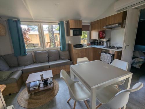 Кухня или мини-кухня в Mobilhome 3 chambres dans camping 4 étoiles
