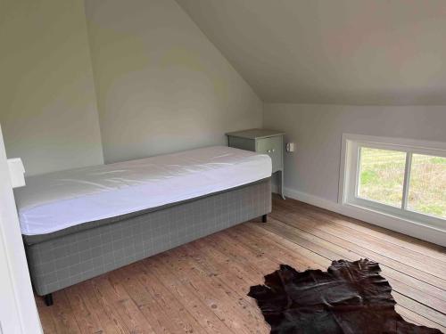 a bedroom with a bed and a window at Huisje weltevreden in Ekshärad