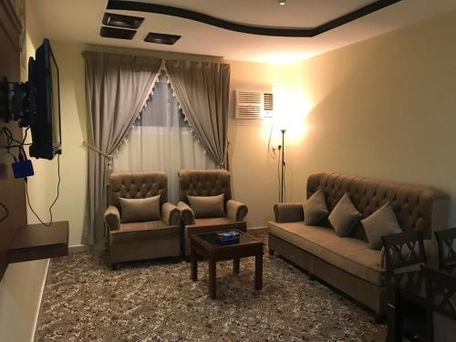 布赖代ماسة داركم 2 للشقق المخدومة - اقتصادى的有两张沙发和一张桌子的客厅