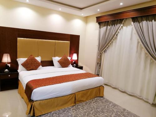 布赖代ماسة داركم 2 للشقق المخدومة - اقتصادى的房间里有一张大床的卧室