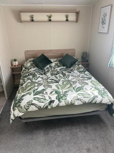 En eller flere senge i et værelse på Limewood Lodge