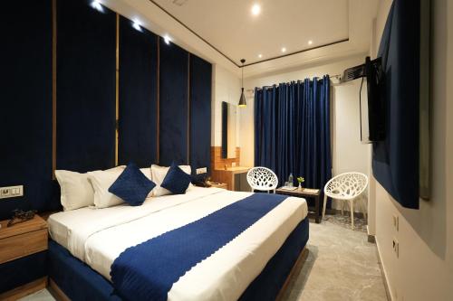 Postel nebo postele na pokoji v ubytování Hotel Kashmir inn