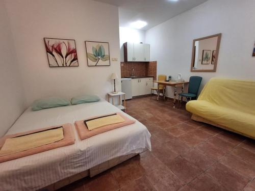 Ένα ή περισσότερα κρεβάτια σε δωμάτιο στο Apartmani Kojovic