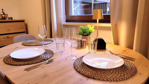 Joogid majutusasutuses MADISON Homes Apartment 50 qm in Prien mit Balkon, Bergblick, Parkplatz, zentral gelegen