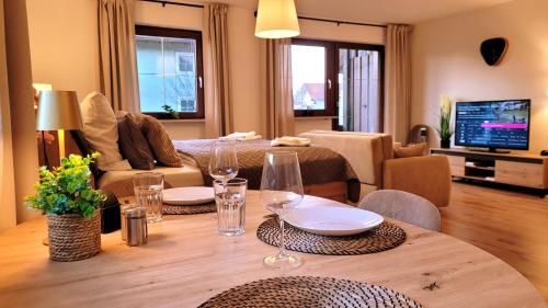 Televiisor ja/või meelelahutuskeskus majutusasutuses MADISON Homes Apartment 50 qm in Prien mit Balkon, Bergblick, Parkplatz, zentral gelegen