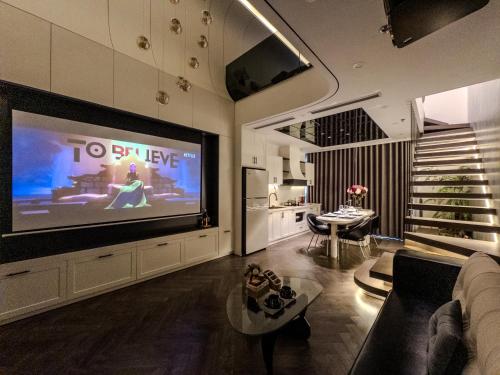 TV a/nebo společenská místnost v ubytování Ecopark Duplex Homestay by QMP