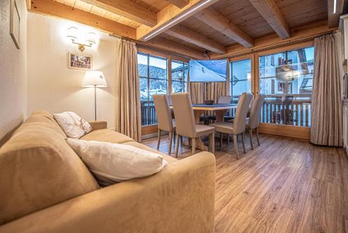 een woonkamer met een bank en een tafel bij Chalet Abete in Livigno