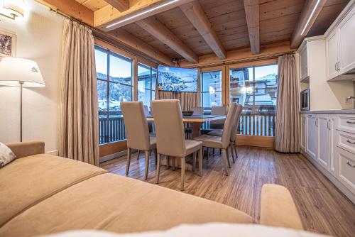 een slaapkamer met een tafel en stoelen in een kamer bij Chalet Abete in Livigno