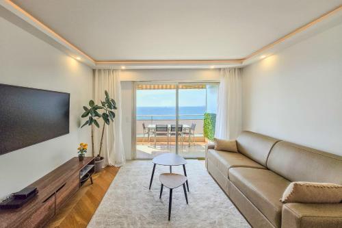 Телевизор и/или развлекательный центр в Apartment 4 guests front of the sea