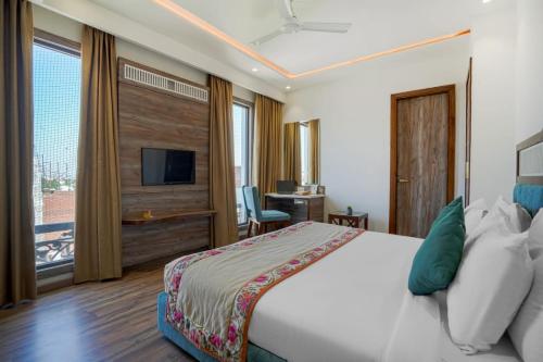 Postel nebo postele na pokoji v ubytování Hotel SG Continental Amritsar !! Prime Location ! Parking ! Open Terrace