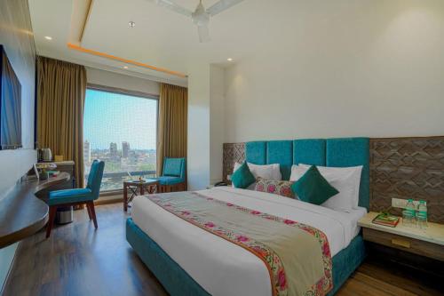 Postel nebo postele na pokoji v ubytování Hotel SG Continental Amritsar !! Prime Location ! Parking ! Open Terrace